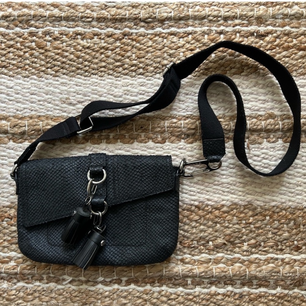 L.A.M.B. Gwen Stefani Black 100% Leather SnakeTextured Asymmetric Crossbody Bag - Picture 2 of 11